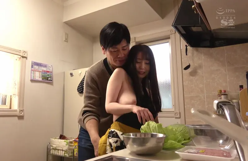 Nghi ngờ người vợ cắm sừng, ông chồng lén lắp camera và chứng kiến tất cả